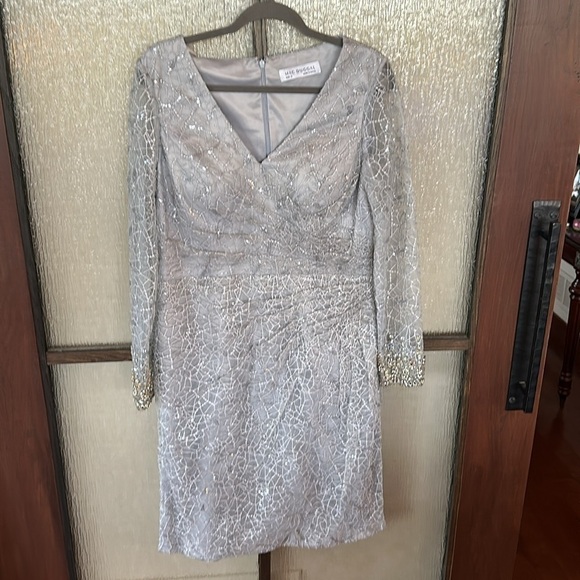 Mac Duggal
Beaded & Embroidered Sheath Dress size 12 NEW $498 - Picture 6 of 14